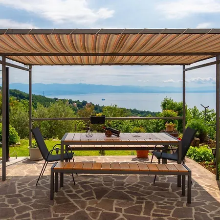 Dasa With Pool By Guide Daire